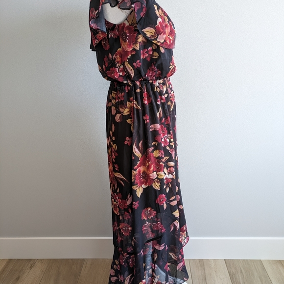 Threads & States maxi dress size small, black background with floral print - Picture 3 of 8